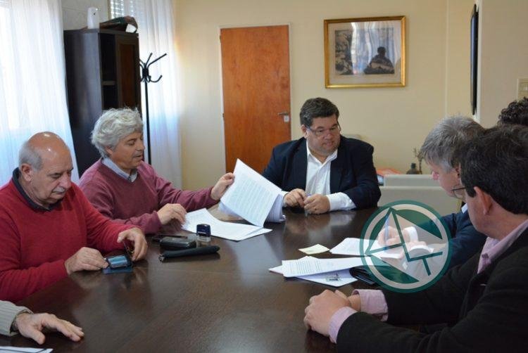 Rubrica del municipio de Berisso y la constructora que remodelará las Plazas Mosconi y Almafuerte