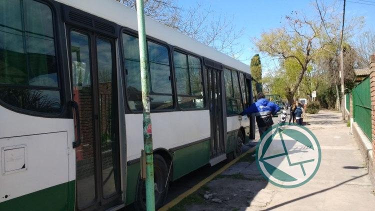 Secuestran dos colevtivos escolares en una escuela de Gonnet y dejan sin transporte a los chicos