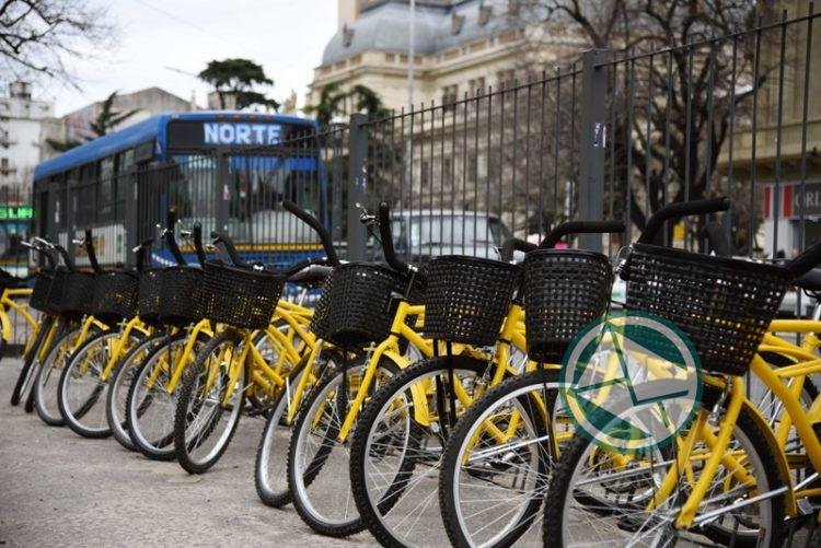 Volvió a las plazas San Martín y Malvinas "los novedosos bicicleteros municipales" que antes estaban