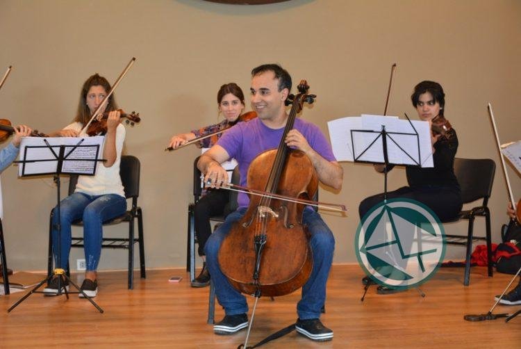 Camerata de la Orquesta Escuela de Berisso ensayó con el violonchelista José Araujo