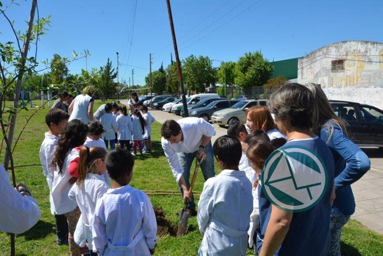 Jornada sobre el cuidado de los Árboles con alumnos de la Escuela N° 17