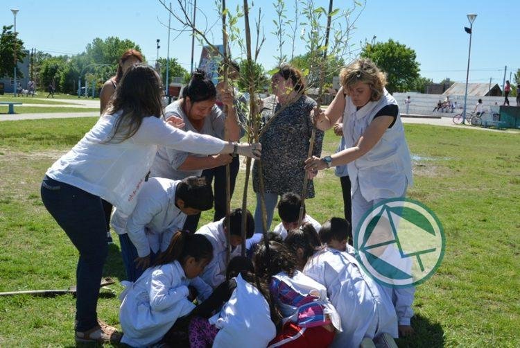 Jornada sobre el cuidado de los Árboles con alumnos de la Escuela N° 17 Jornada sobre el cuidado de los Árboles con alumnos de la Escuela N° 17