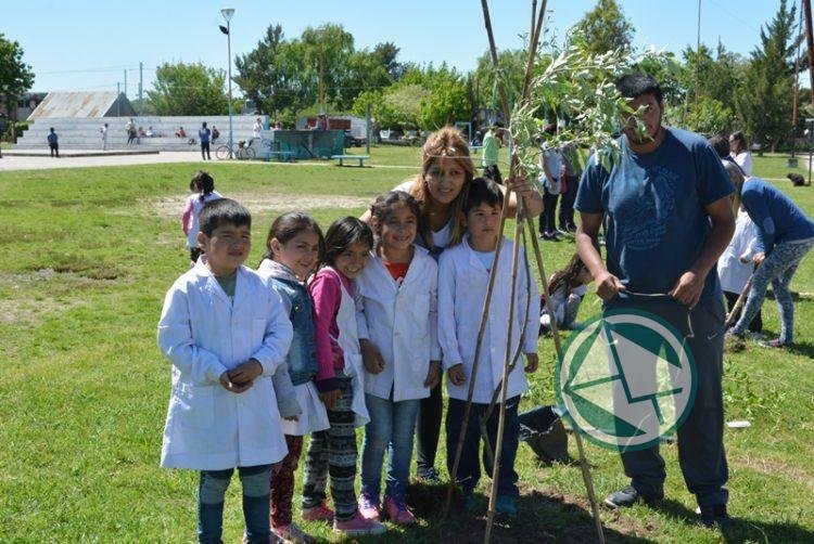 Jornada sobre el cuidado de los Árboles con alumnos de la Escuela N° 17