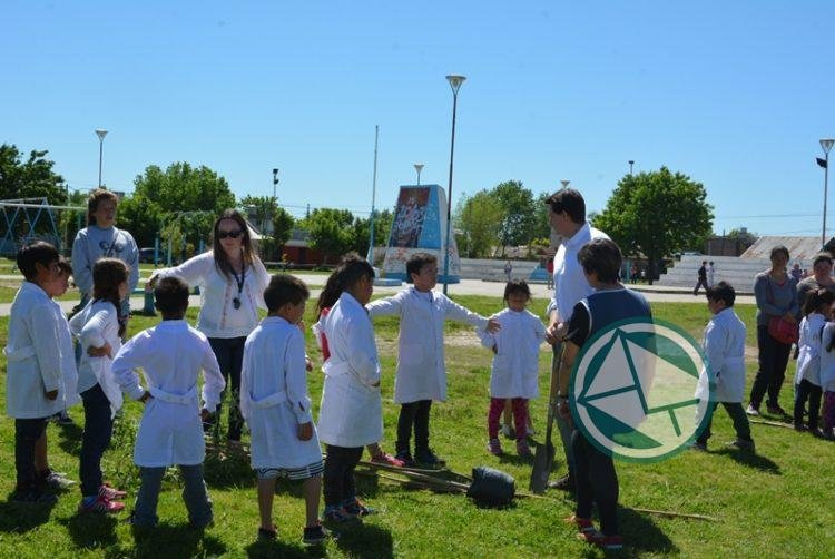 Jornada sobre el cuidado de los Árboles con alumnos de la Escuela N° 17