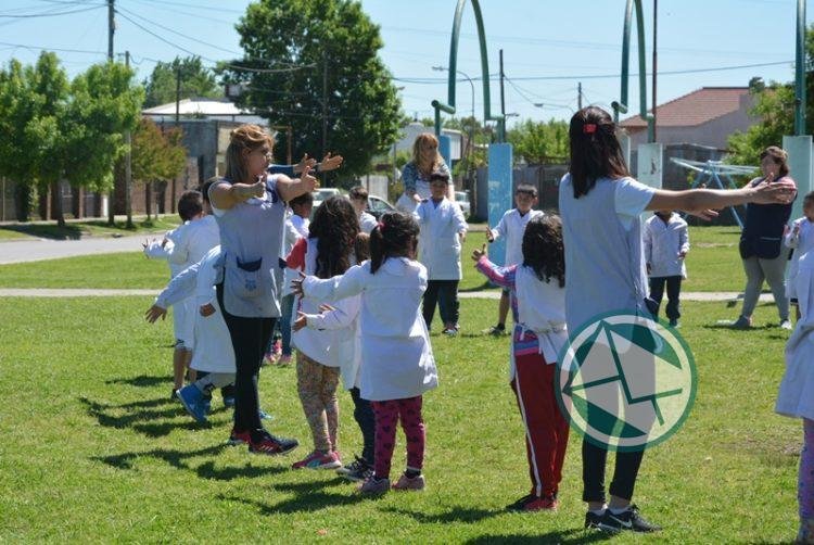 Jornada sobre el cuidado de los Árboles con alumnos de la Escuela N° 17