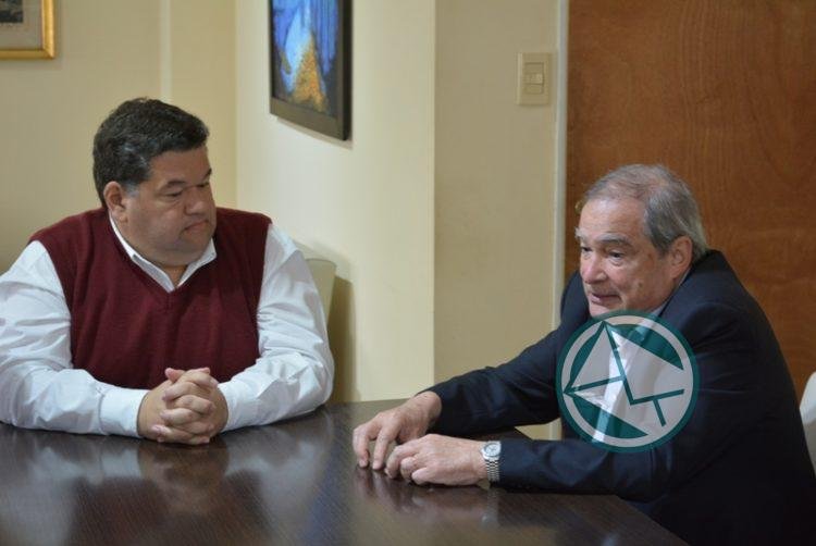 El ministro de Salud Lemus pasó fugázmente por Berisso y defendió la CUS