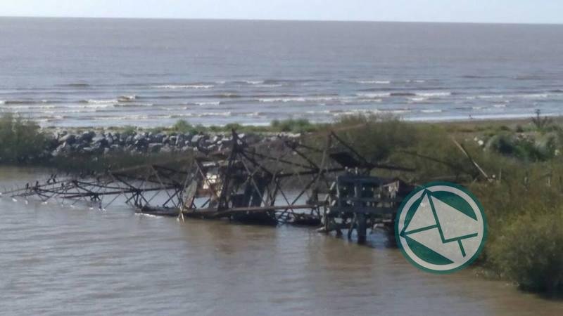 El temporal del miércoles volteó el centenario Semáforo Fluvial de la Isla Paulino