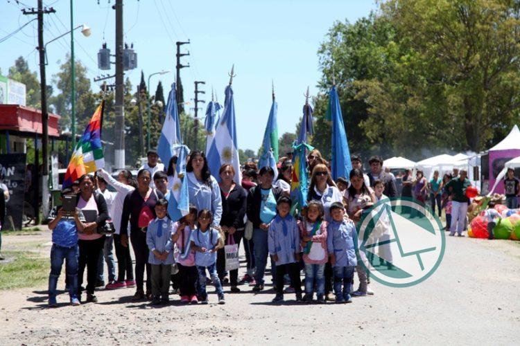 Con un colorido desfile, danza y música tradicional, El Peligro celebró su 143° Aniversario