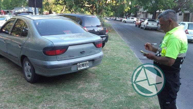 Sancionan a 70 vehículos por mal estacionamiento y a 17 motos por falta de documentación en La Plata Sancionan a 70 vehículos por mal estacionamiento y a 17 motos por falta de documentación en La Plata