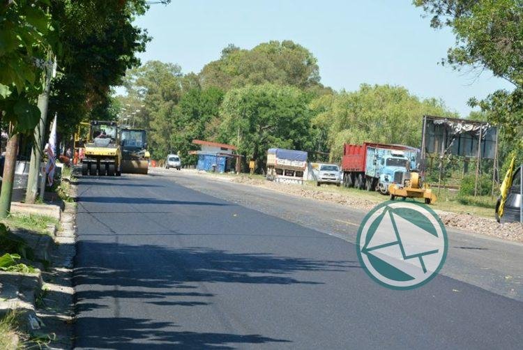 Colocación de la capa asfáltica sobre Avenida Génova