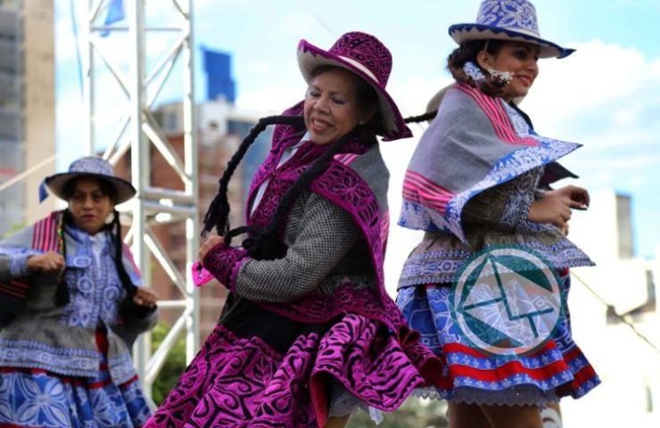 Colorida celebración de las colectividades en Plaza Moreno1