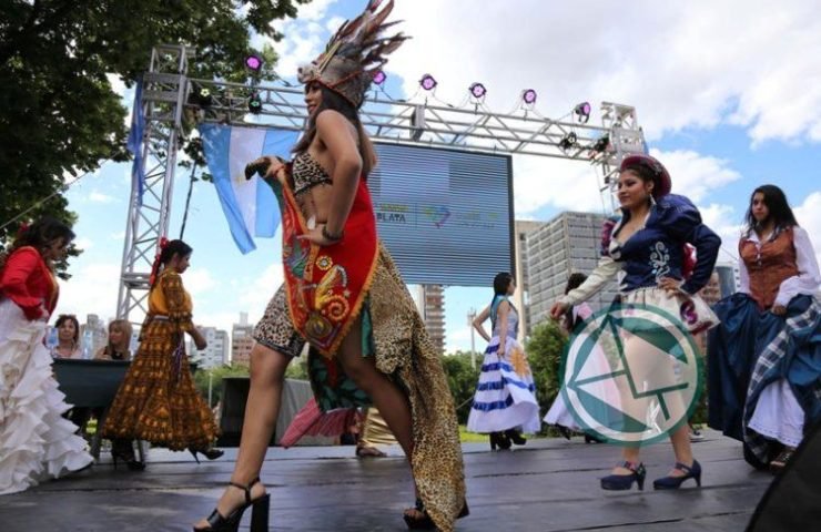 Colorida celebración de las colectividades en Plaza Moreno4