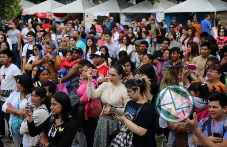 Colorida celebración de las colectividades en Plaza Moreno5