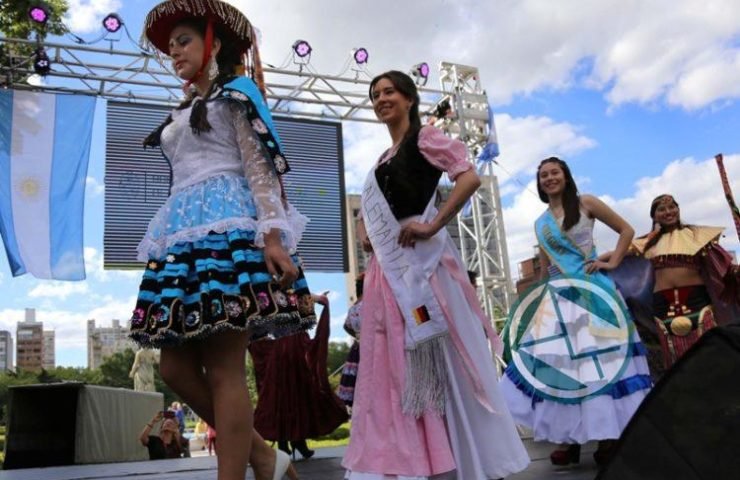 Colorida celebración de las colectividades en Plaza Moreno6