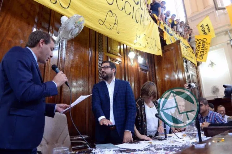 Garro en la jura y asunción de los nuevos ediles platenses