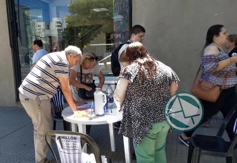 El PJ de La Plata continúa juntando firmas para frenar la reforma previsional