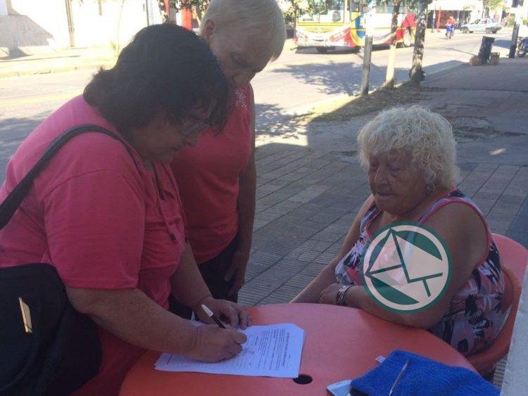 Los militantes afines a Cagliardi continúan juntando firma contra la Reforma Previsional