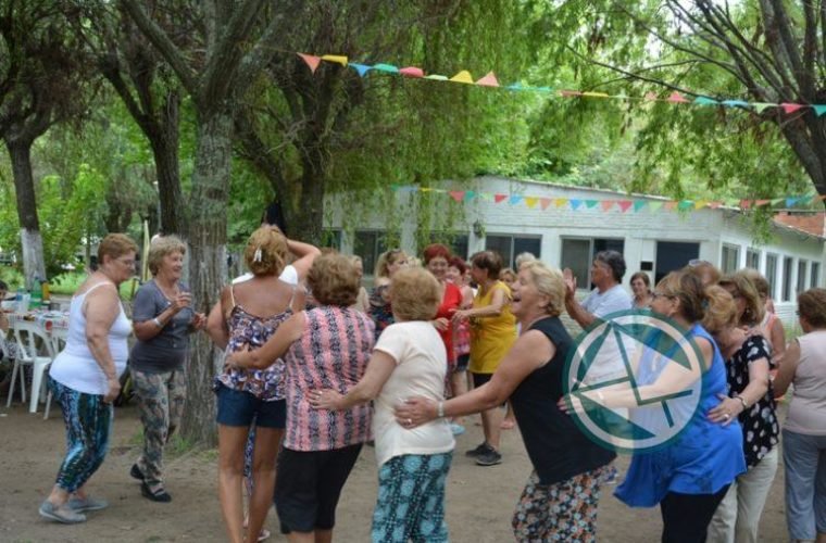 Nedela acompañó a los Adultos Mayores en la Colonia Municipal03
