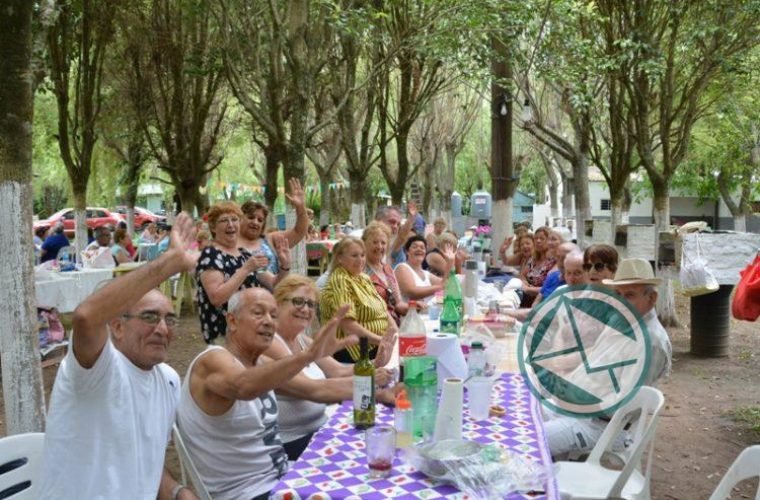 Nedela acompañó a los Adultos Mayores en la Colonia Municipal06