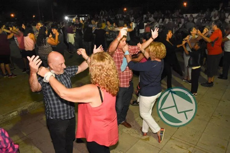 Sexta noche de domingo del festival folclórico en la plaza 17 de Octubre