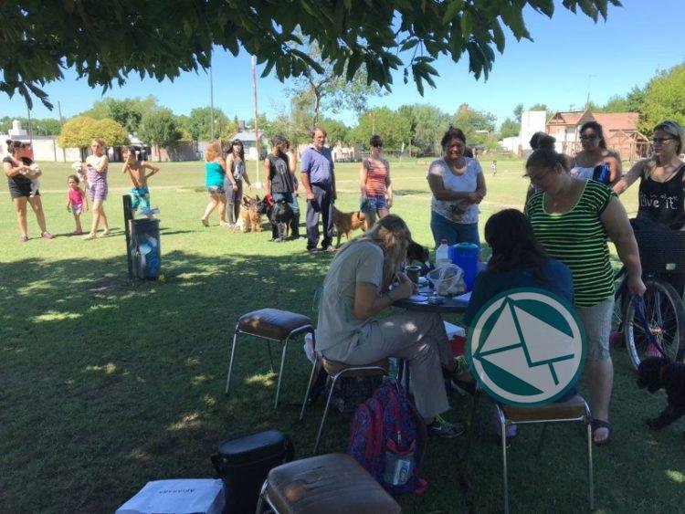 Vacunación gratuita a 190 mascotas en una nueva jornada en Villa Elvira
