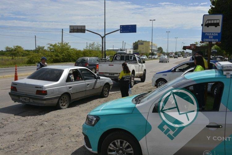Controles viales en La Plata en el recambio turístico