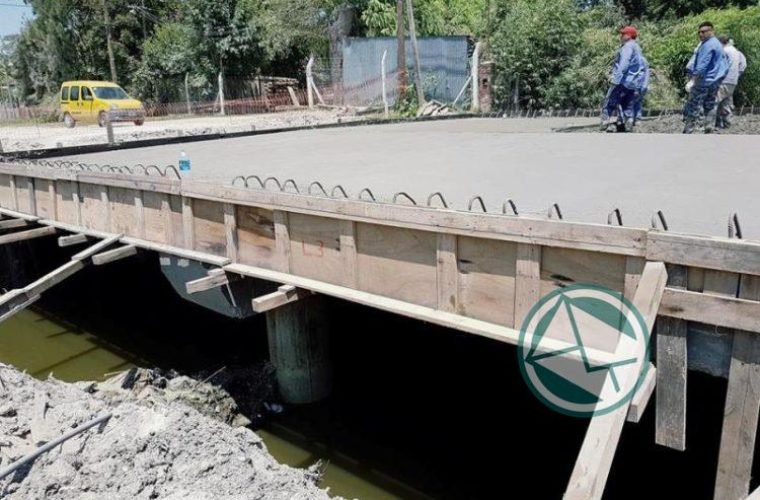 Puente sobre el Canal Mena en Ruta Provincial N° 15 004