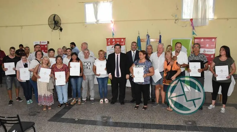 Se entregaron 30 escrituras y se rubricó por 400 del Barrio Eva Perón en Berisso