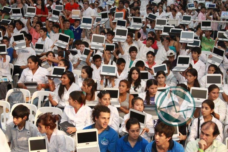 Casi la mitad de los menores bonaerenses no cuentan con una computadora en su casa