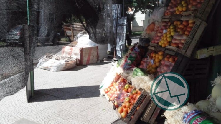 Controles en verdulerías por el manejo de residuos y la ocupación de veredas en La Plata