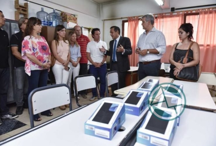 Asistiré: se entregaron tablets para la toma de asistencia a los alumnos Asistire entrega de tablets01