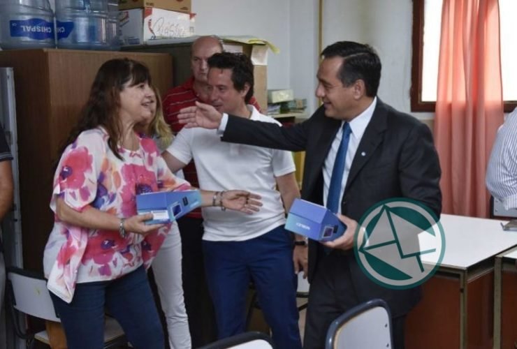 Asistiré: se entregaron tablets para la toma de asistencia a los alumnos Asistire entrega de tablets04