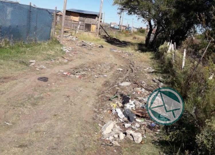 Denuncian en Berisso que rellenaron con basura una calle en vez de mejorado