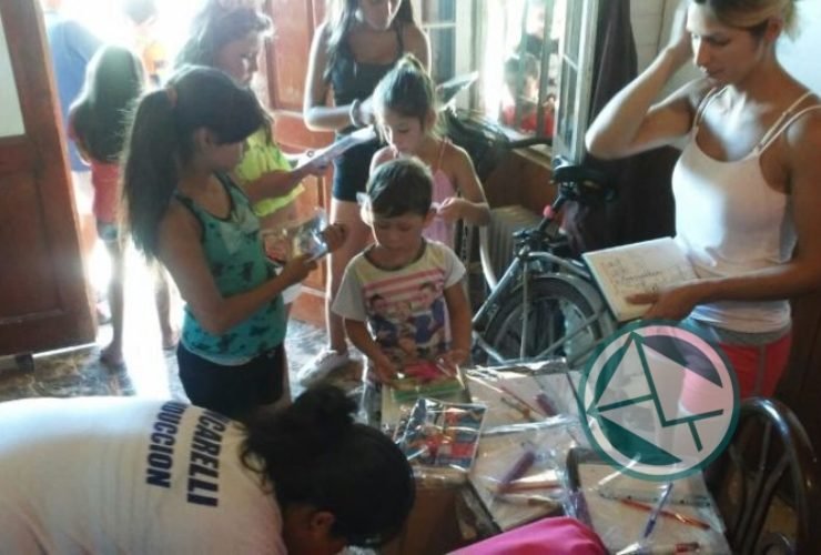 Unica Berisso llevó adelante su campaña "Los chicos al cole con todo" Entrega de utiles UNICA 01