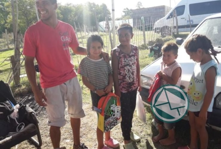 Unica Berisso llevó adelante su campaña "Los chicos al cole con todo" Entrega de utiles UNICA 06