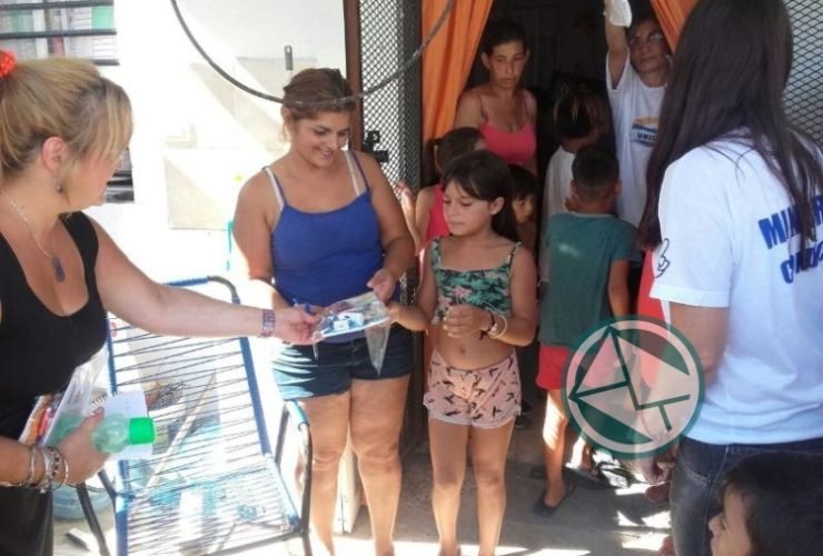 Unica Berisso llevó adelante su campaña "Los chicos al cole con todo" Entrega de utiles UNICA 08