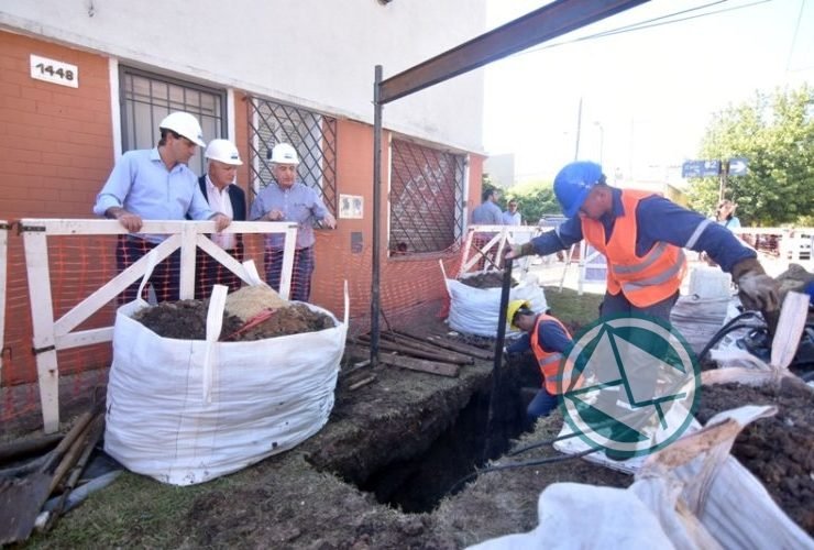Garro dialogó con vecinos de Los Hornos sobre las obras en el servicio de agua para 20 mil platenses Garro dialogó con vecinos de Los Hornos sobre las obras en el servicio de agua 02