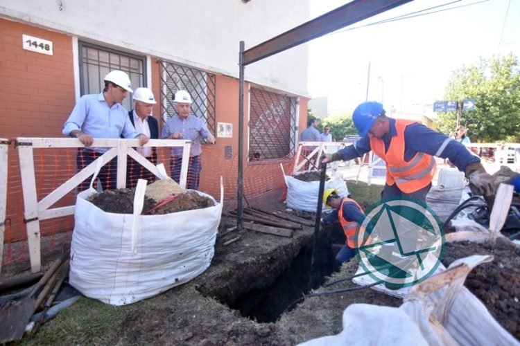 Garro dialogó con vecinos de Los Hornos sobre las obras en el servicio de agua para 20 mil platenses Garro dialogó con vecinos de Los Hornos sobre las obras en el servicio de agua para 20 mil platenses