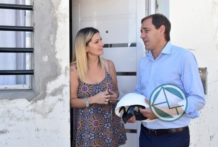 Garro dialogó con vecinos de Los Hornos sobre las obras en el servicio de agua para 20 mil platenses Garro dialogó con vecinos de Los Hornos sobre las obras en el servicio de agua 03