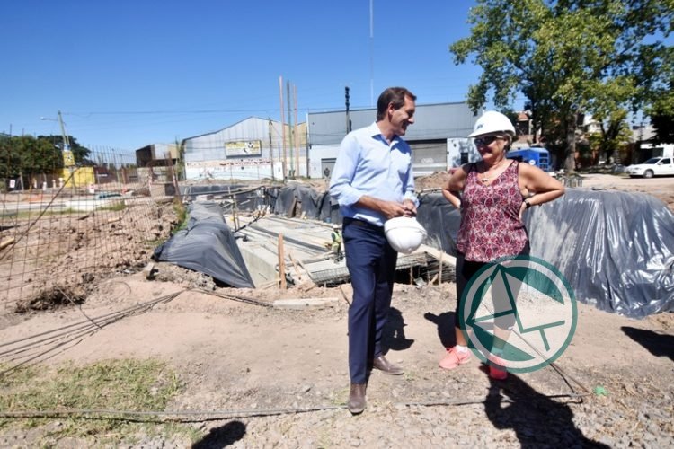 Garro paseó por las obras del derivador de la Avenida 131