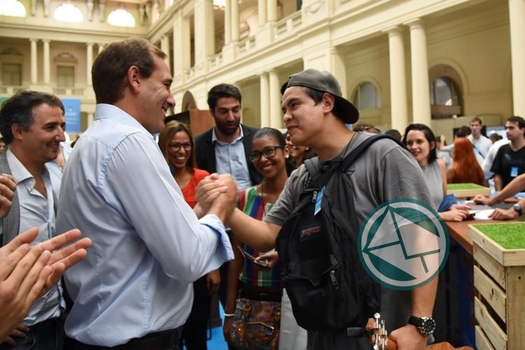 Garro recorrió la Feria de Empleo Joven en el Pasaje Dardo Rocha con "Peter" Robledo