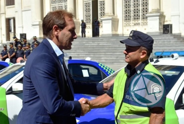 Garro y Ritondo presentaron 30 nuevos móviles policiales para La Plata 02