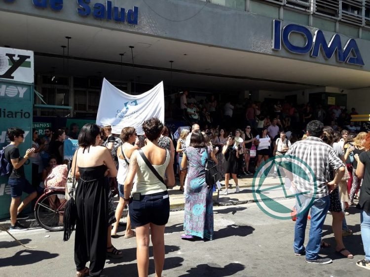 En IOMA amenazan a ayudantes terapéuticos por reclamar sueldos