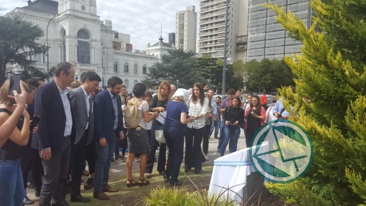Aprueba el Concejo platense y se inaugura el "Jardín de las Azucenas", homenaje a Madres y Abuelas de Plaza de Mayo