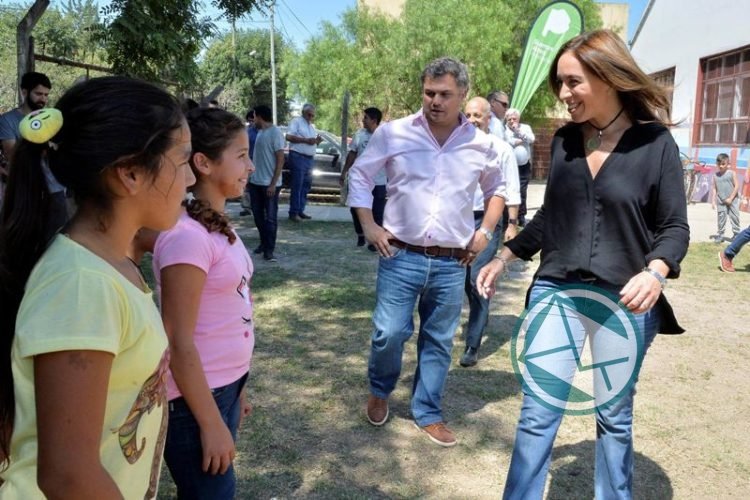 Vidal dejó inaugurada una "Casa del Encuentro" en la localidad de Pilar La gobernadora de la provincia de Buenos Aires, María Eugenia Vidal, y el ministro de Desarrollo Social bonaerense, Santiago López Medrano, durante la recorrida e inauguración de las nuevas instalaciones de la Casa de Encuentro "Sagrada Familia" en el partido de Pilar.