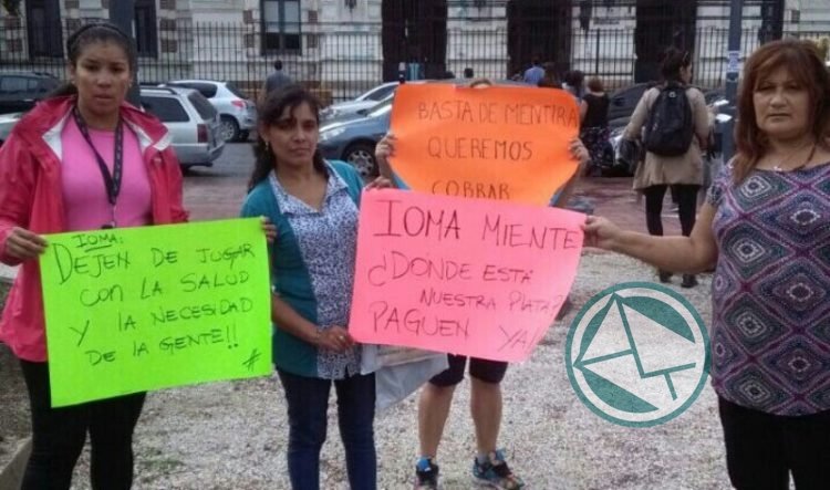 Acompañantes terapéuticas de IOMA se encadenaron en Gobernación