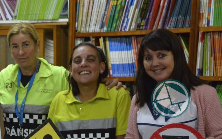 Charlas de educación vial en escuelas de la ciudad de La Plata Charlas de educación vial en escuelas de la ciudad de La Plata