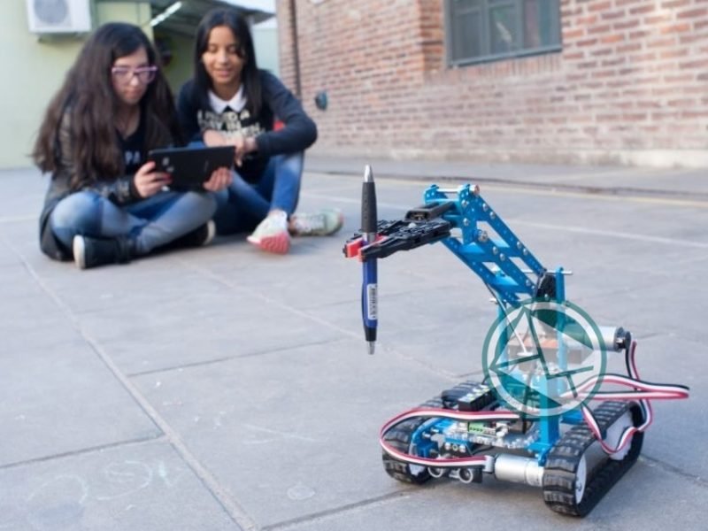 El Ministerio de Educación incentiva el desarrollo de la programación y la robótica en mujeres3