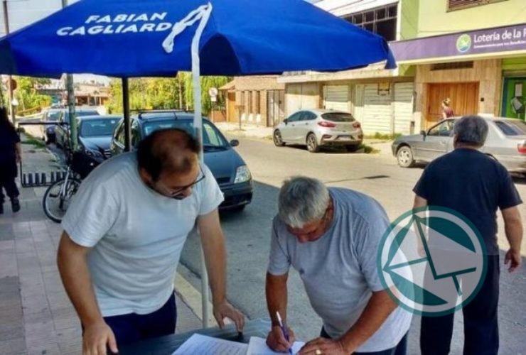 La agrupación de Cagliardi sige juntando firmas contra la reforma previsional y encuestas La agrupación de Cagliardi sige juntando firmas contra la reforma previsional y encuestas 1