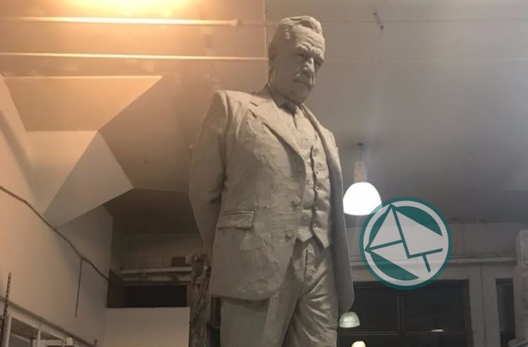 Monumento en homenaje a Raúl Alfonsín en Plaza Moreno